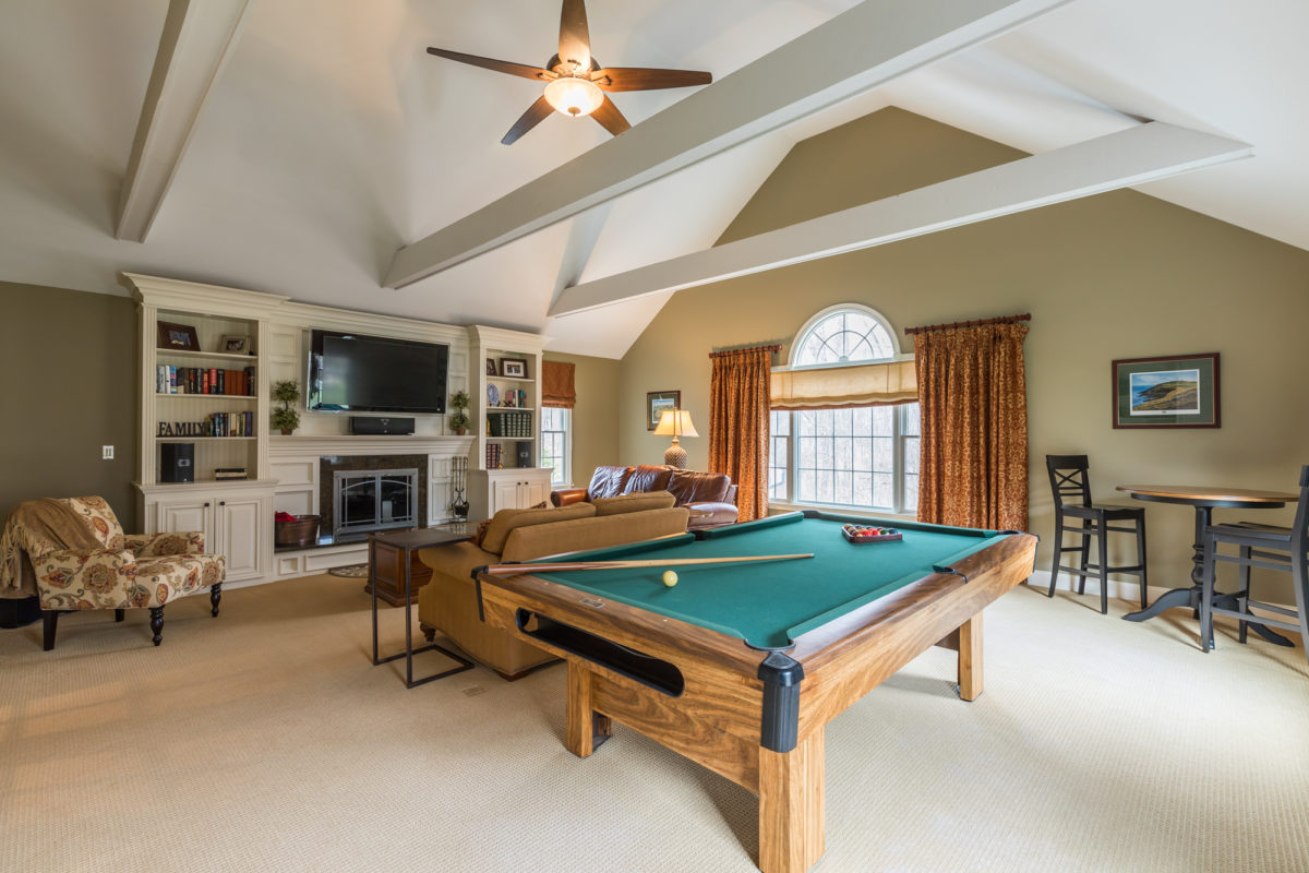 18946662_family_room_pool_table